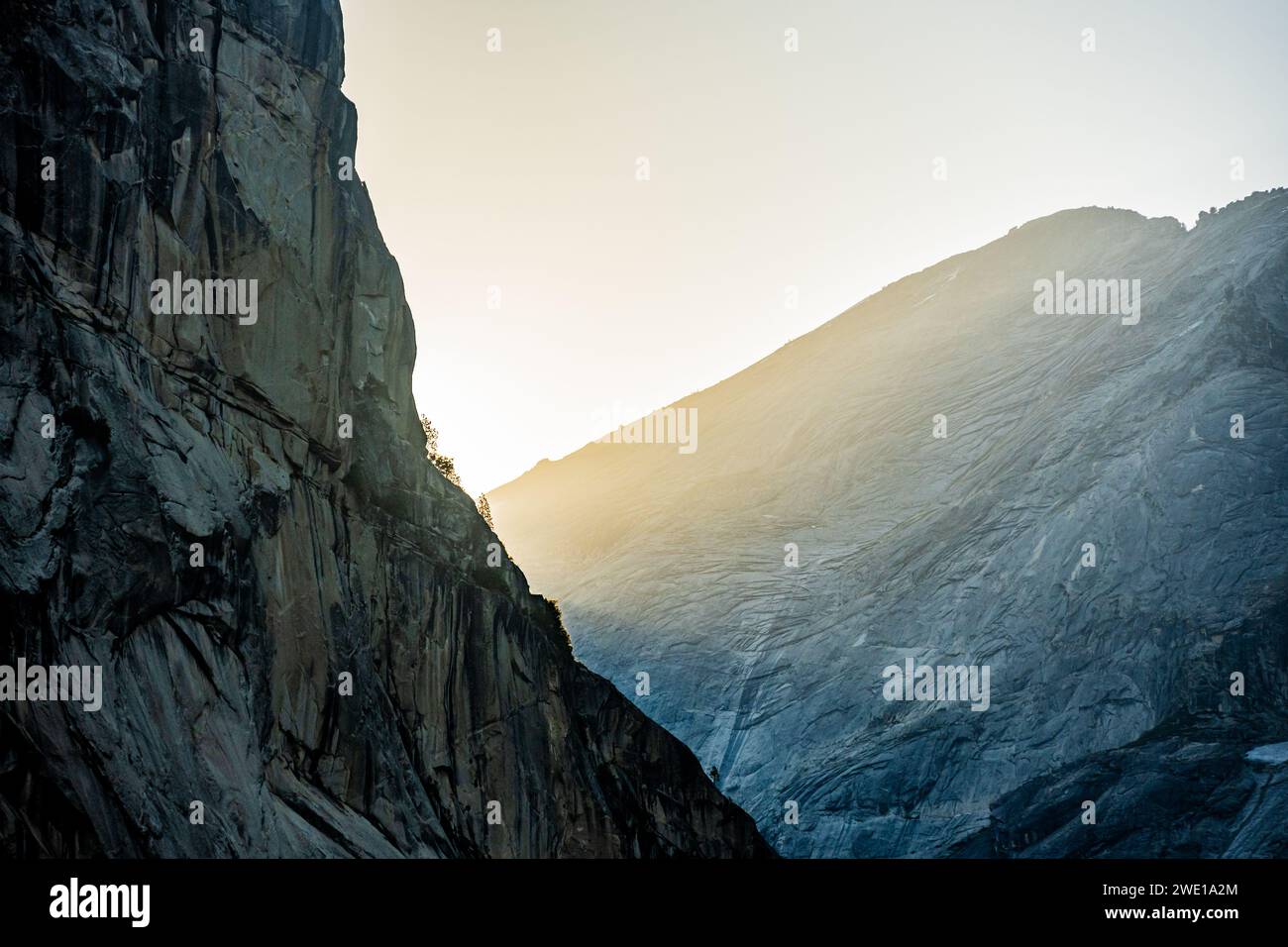 La luz se arrastra hacia un cañón en el Parque Nacional de Yosemite Foto de stock