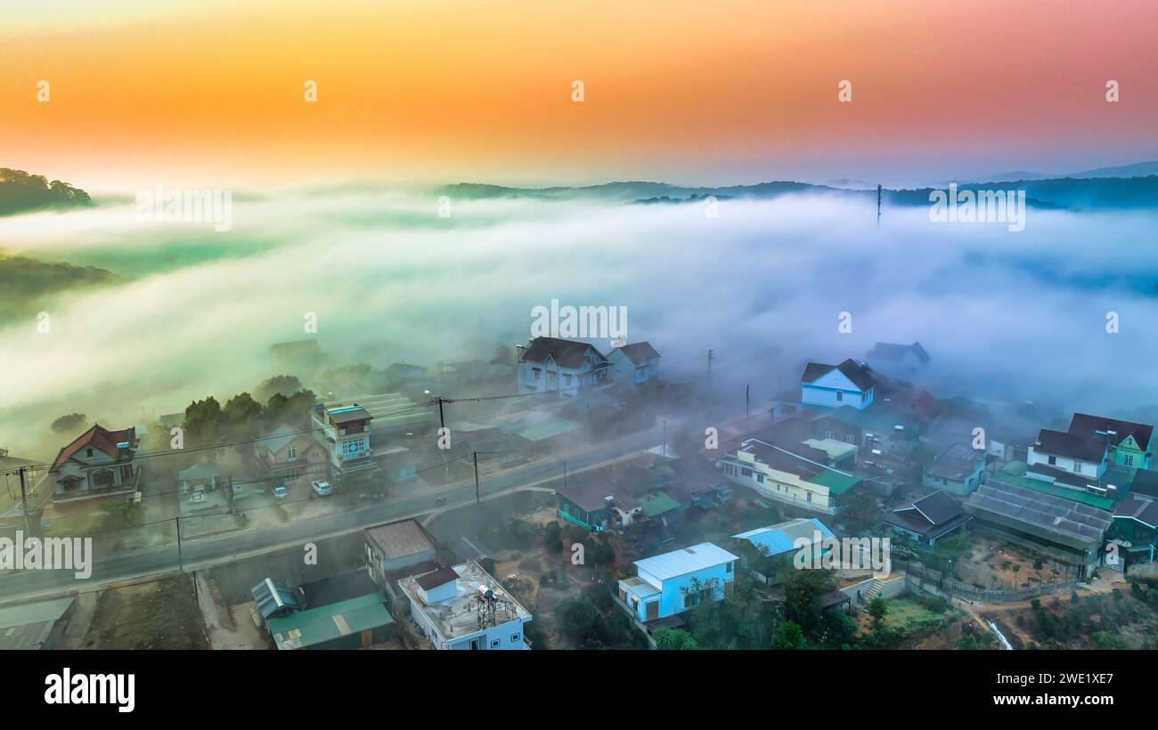 Vista aérea de los suburbios de Xuan Tho cerca de la ciudad de Da Lat por la mañana con cielo brumoso y de salida del sol. Este lugar es considerado el lugar más hermoso y tranquilo Foto de stock