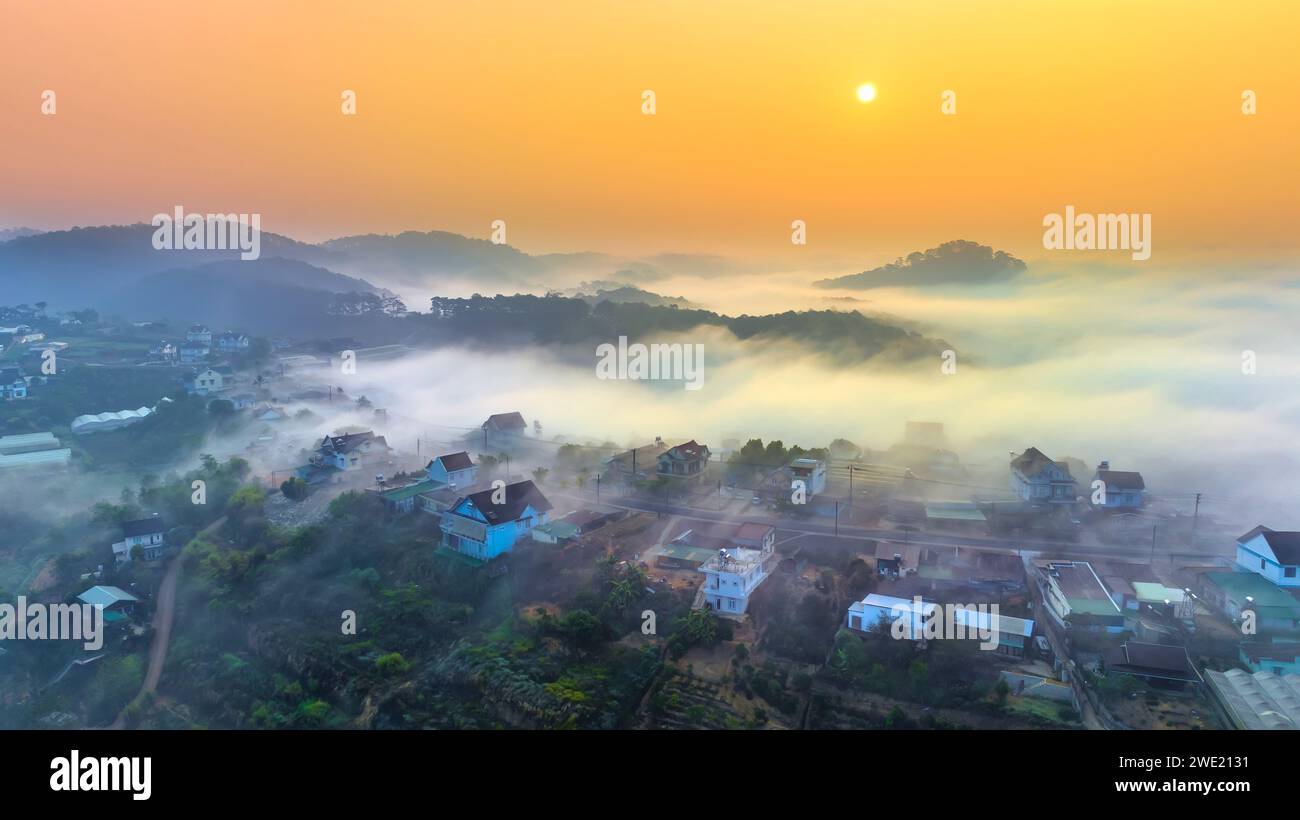 Vista aérea de los suburbios de Xuan Tho cerca de la ciudad de Da Lat por la mañana con cielo brumoso y de salida del sol. Este lugar es considerado el lugar más hermoso y tranquilo Foto de stock