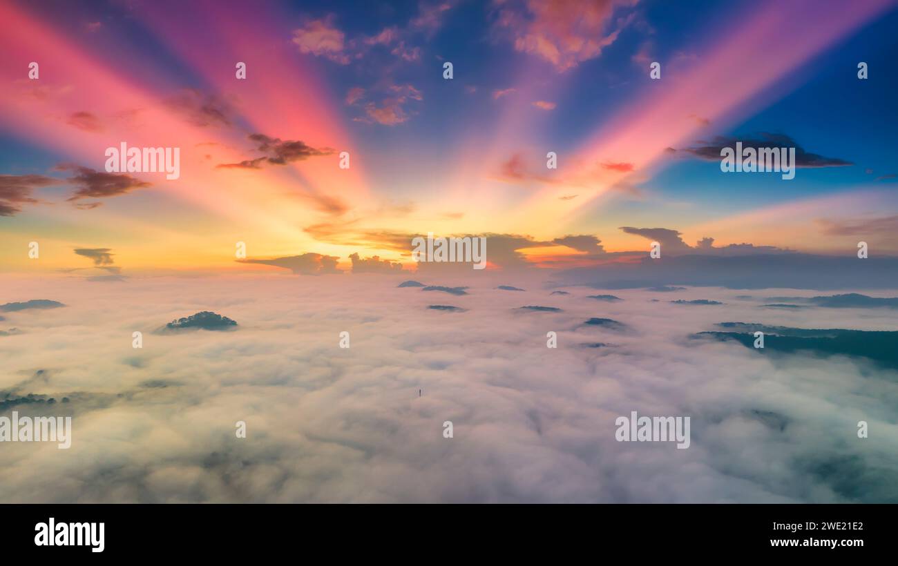 Vista aérea de los suburbios de Xuan Tho cerca de la ciudad de Da Lat por la mañana con cielo brumoso y de salida del sol. Este lugar es considerado el lugar más hermoso y tranquilo Foto de stock