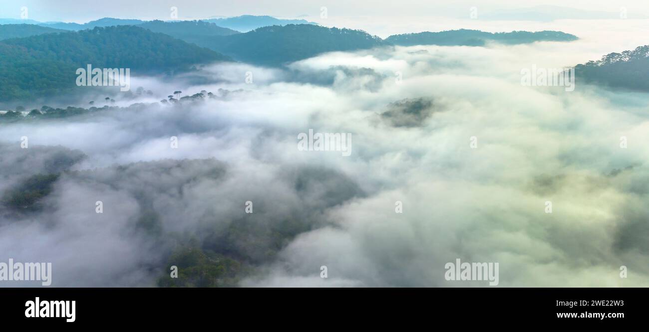 Vista aérea de los suburbios de Xuan Tho cerca de la ciudad de Da Lat por la mañana con cielo brumoso en las tierras altas de Vietnam. Textura de desarrollo urbano, transporte Foto de stock