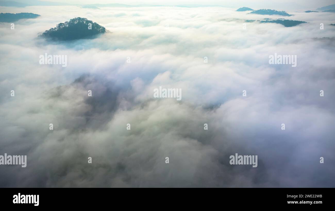 Vista aérea de los suburbios de Xuan Tho cerca de la ciudad de Da Lat por la mañana con cielo brumoso en las tierras altas de Vietnam. Textura de desarrollo urbano, transporte Foto de stock