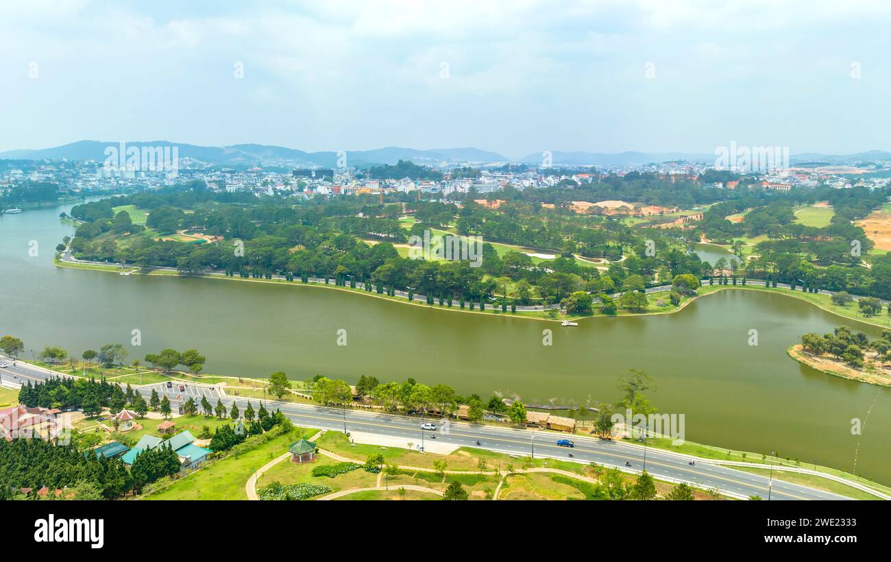 Vista aérea de la ciudad de Da Lat Hermoso destino turístico en las tierras altas centrales de Vietnam. Textura urbanística, parques verdes y lago de la ciudad. Foto de stock