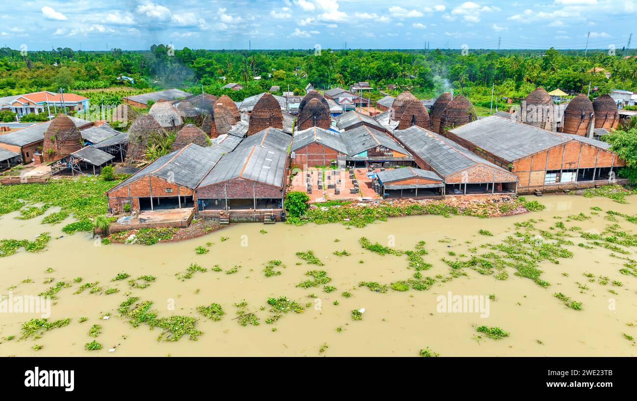 Vista aérea del horno de ladrillo Mang Thit en Vinh Long. Ladrillos de arcilla quemados utilizados en la construcción tradicional de vietnamita. Delta del Mekong, Vinh Long, Vietnam Foto de stock