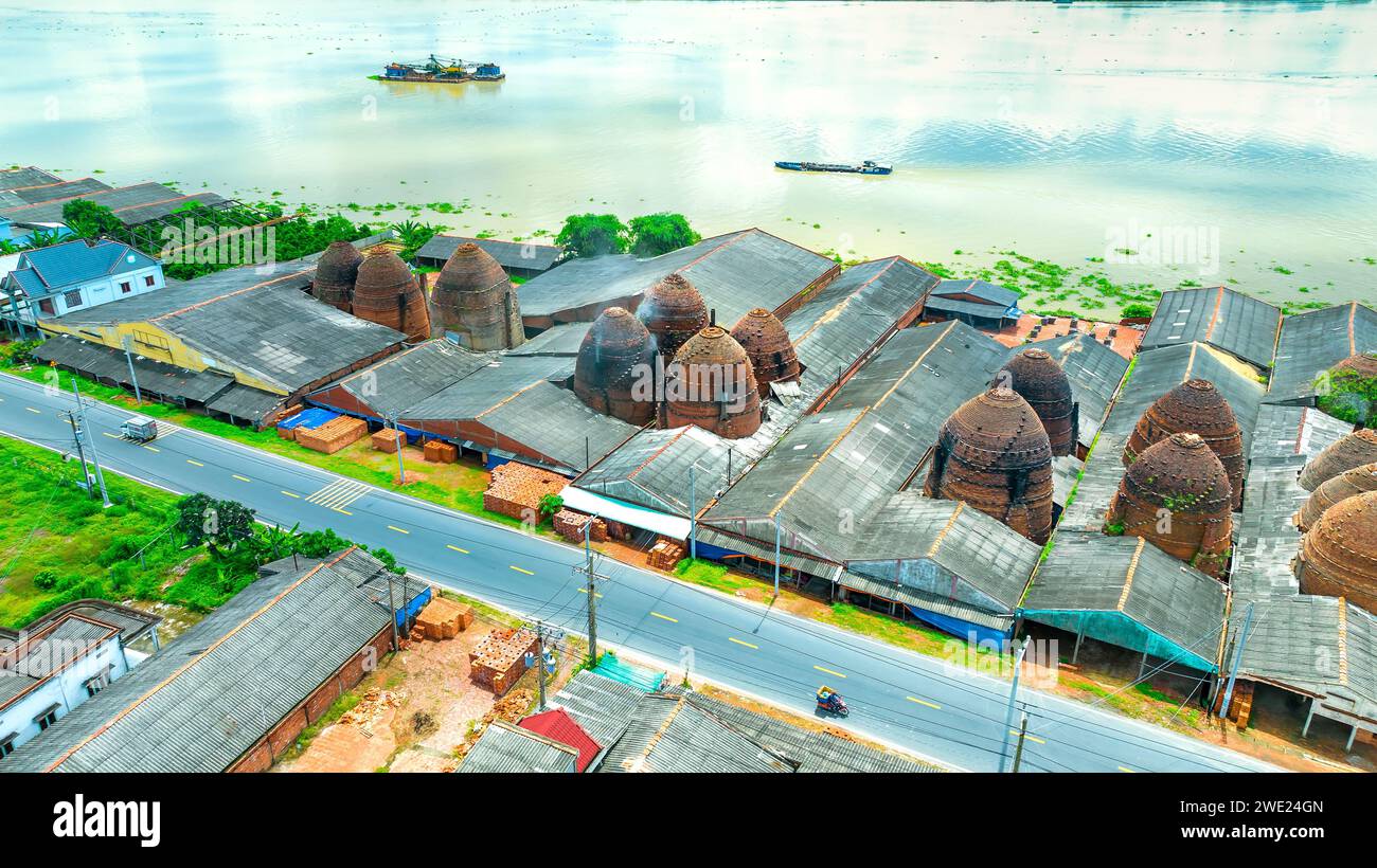 Vista aérea del horno de ladrillo Mang Thit en Vinh Long. Ladrillos de arcilla quemados utilizados en la construcción tradicional de vietnamita. Delta del Mekong, Vinh Long, Vietnam Foto de stock