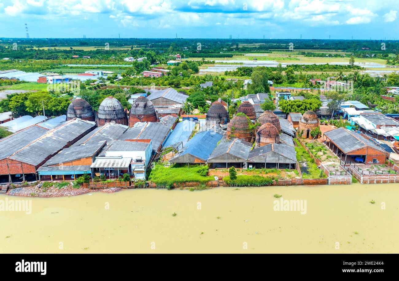 Vista aérea del horno de ladrillo Mang Thit en Vinh Long. Ladrillos de arcilla quemados utilizados en la construcción tradicional de vietnamita. Delta del Mekong, Vinh Long, Vietnam Foto de stock