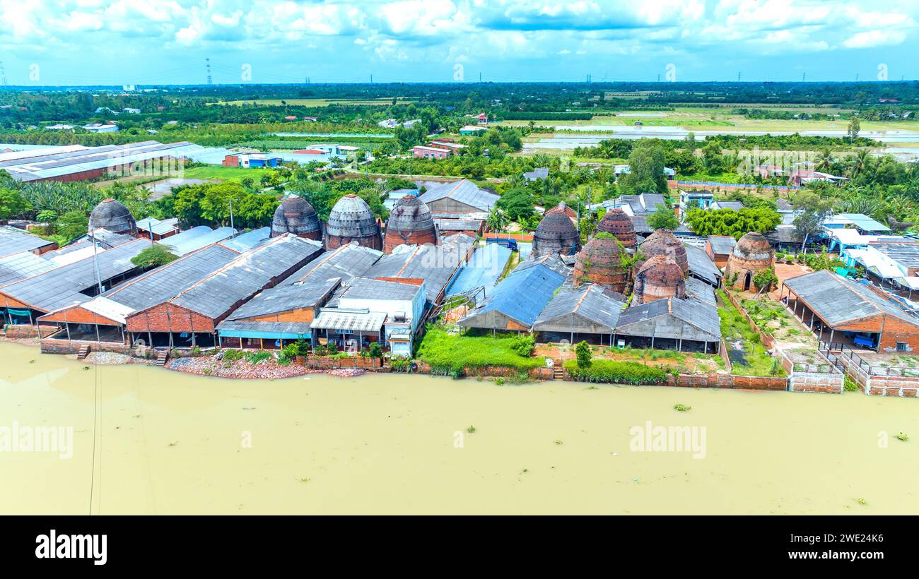 Vista aérea del horno de ladrillo Mang Thit en Vinh Long. Ladrillos de arcilla quemados utilizados en la construcción tradicional de vietnamita. Delta del Mekong, Vinh Long, Vietnam Foto de stock