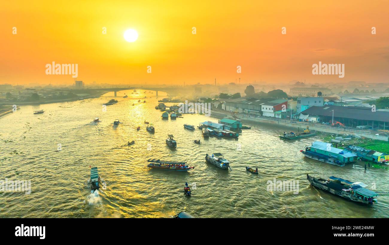 Mercado flotante de CAI Rang, Can Tho, Vietnam, vista aérea, fondo del amanecer. CAI Rang es famoso mercado en el delta del mekong, Vietnam. Foto de stock