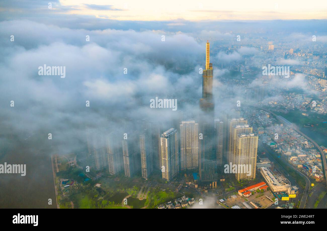 Vista aérea de la parte superior del rascacielos más alto de la ciudad de Ho Chi Minh en un día de invierno niebla. Paisaje urbano en la ciudad de Ho Chi Minh, Vietnam Foto de stock