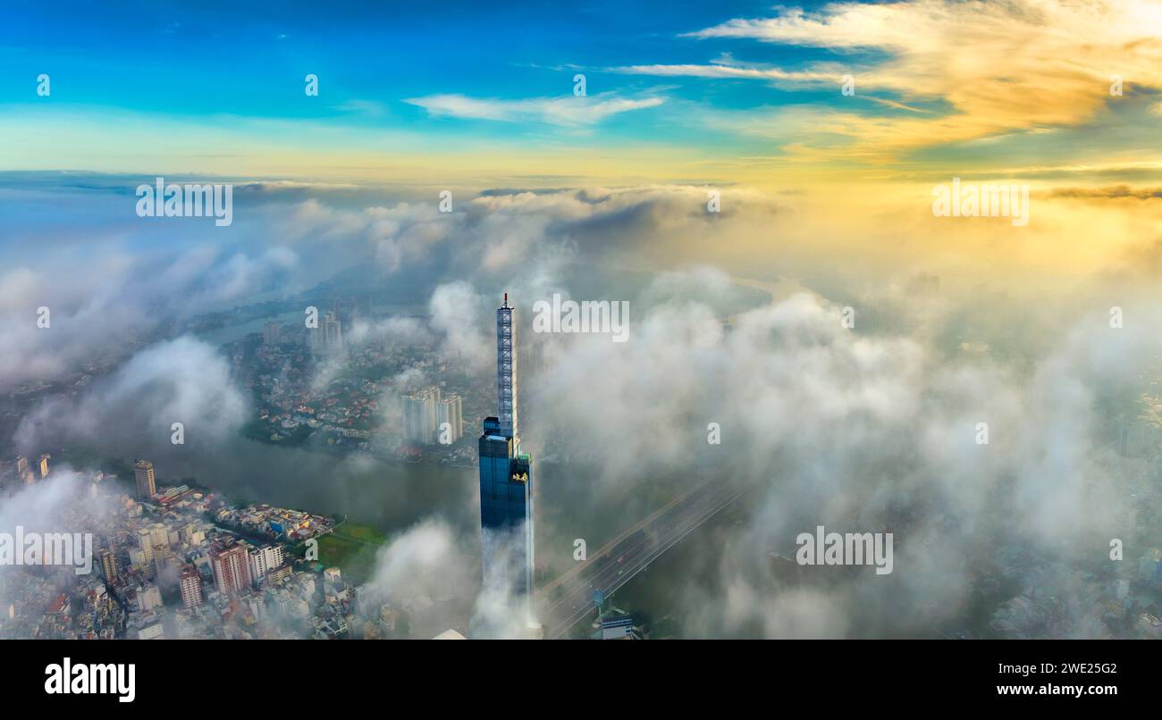Vista aérea del horizonte urbano de Ho Chi Minh futurista de la ciudad del rascacielos en un día de invierno niebla. Paisaje urbano en el río Saigón en la ciudad de Ho Chi Minh, Vietnam Foto de stock