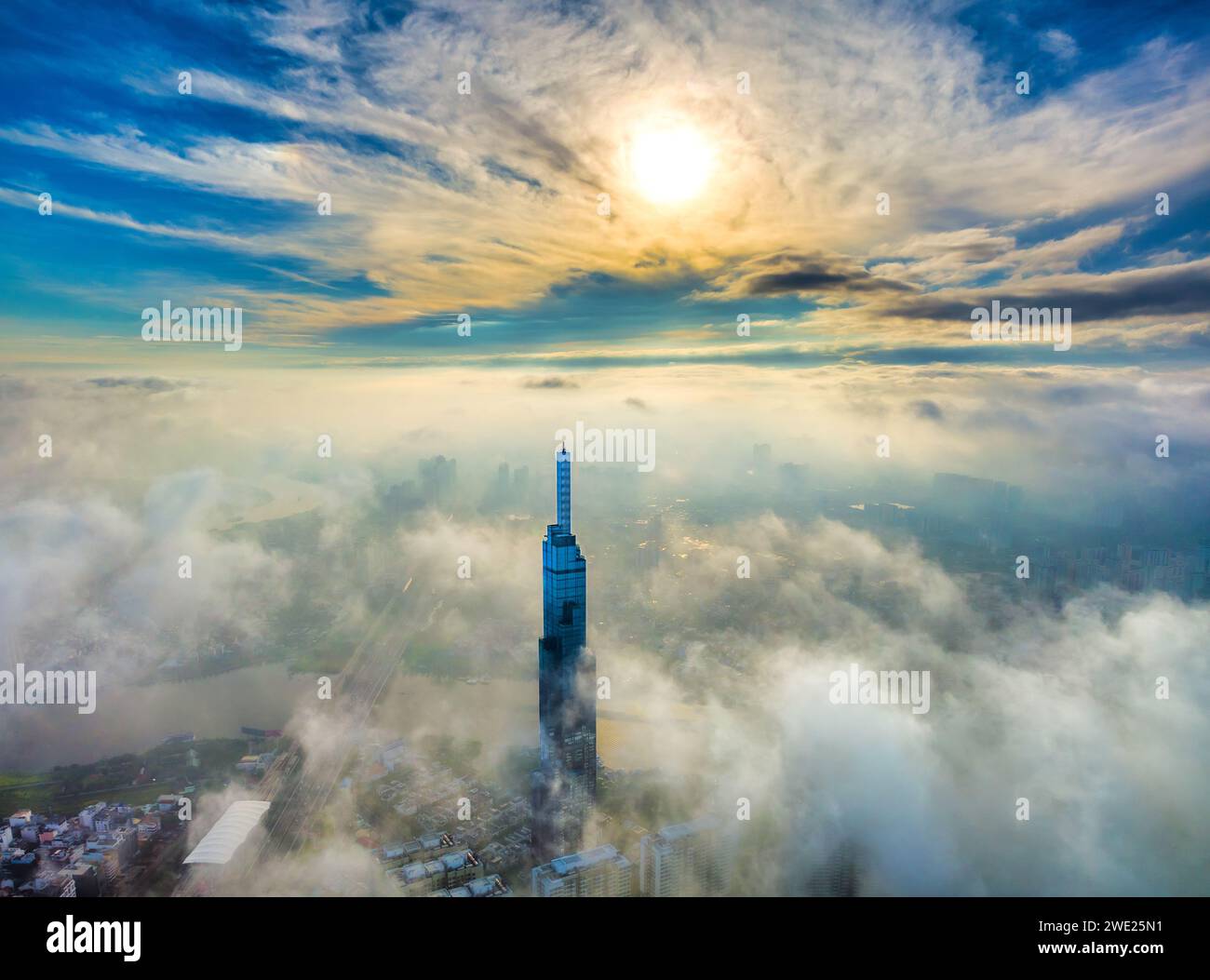 Vista aérea del horizonte urbano de Ho Chi Minh futurista de la ciudad del rascacielos en un día de invierno niebla. Paisaje urbano en el río Saigón en la ciudad de Ho Chi Minh, Vietnam Foto de stock