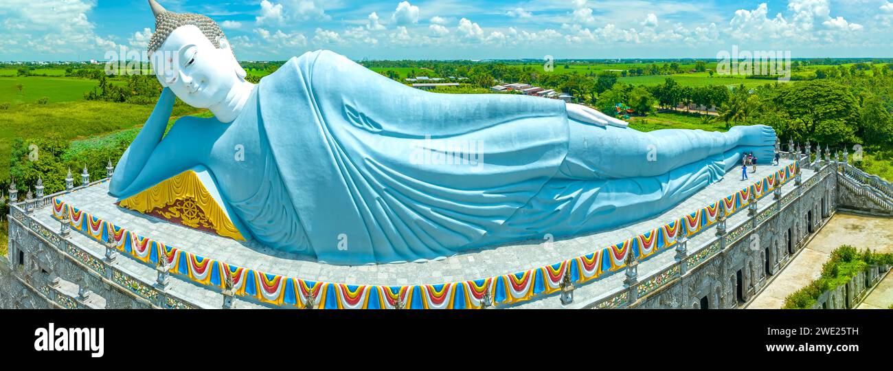 La estatua de Buda reclinada más grande de Vietnam se encuentra en la pagoda de Som Rong, provincia de Soc Trang, khmer pogoda Foto de stock