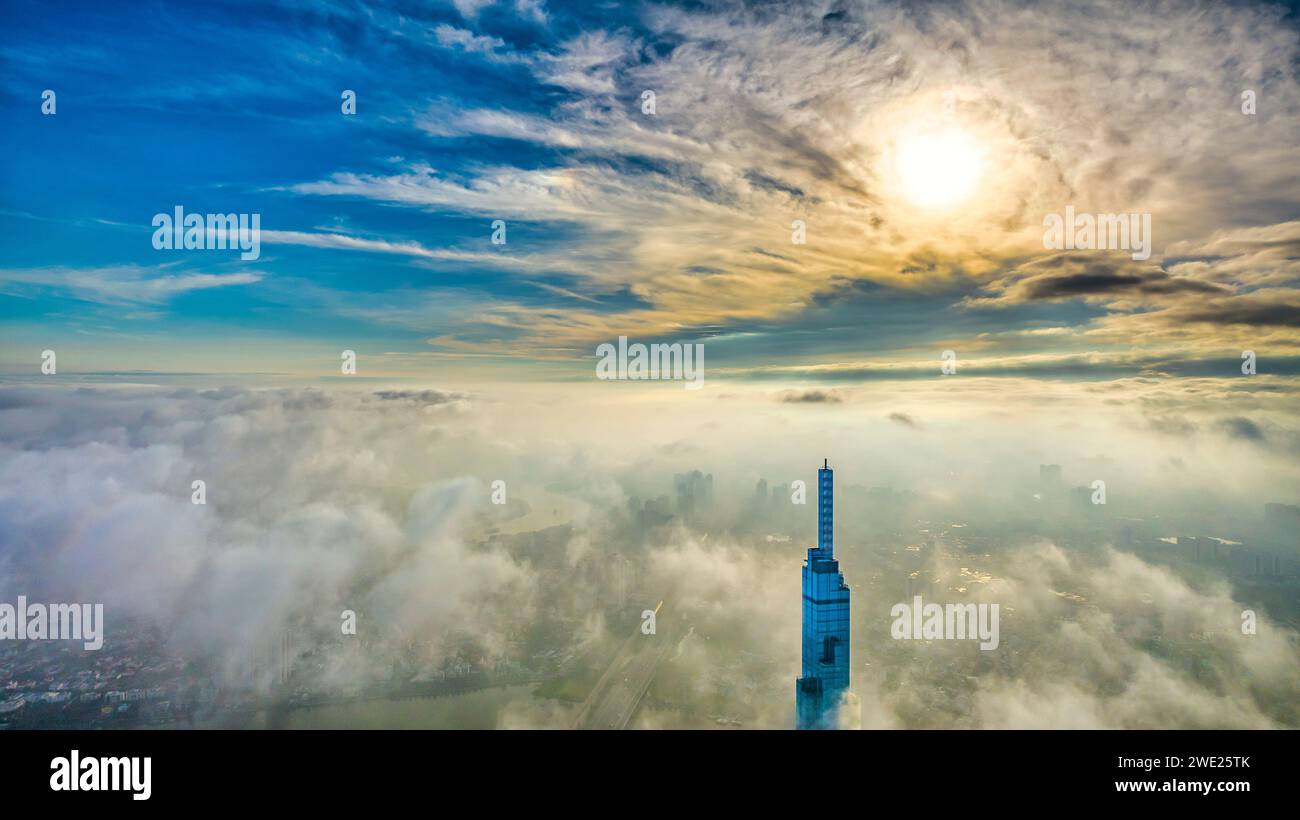 Vista aérea del horizonte urbano de Ho Chi Minh futurista de la ciudad del rascacielos en un día de invierno niebla. Paisaje urbano en el río Saigón en la ciudad de Ho Chi Minh, Vietnam Foto de stock