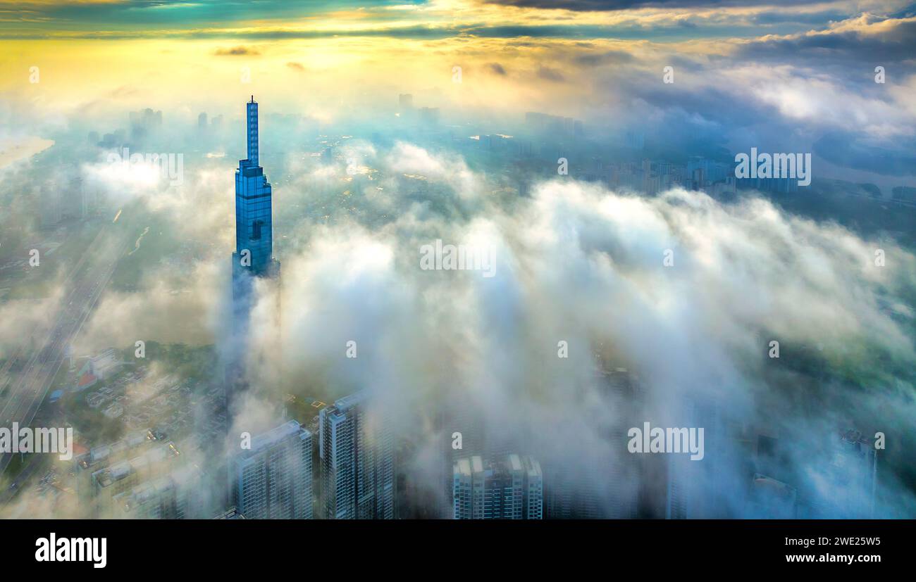 Vista aérea del horizonte urbano de Ho Chi Minh futurista de la ciudad del rascacielos en un día de invierno niebla. Paisaje urbano en el río Saigón en la ciudad de Ho Chi Minh, Vietnam Foto de stock