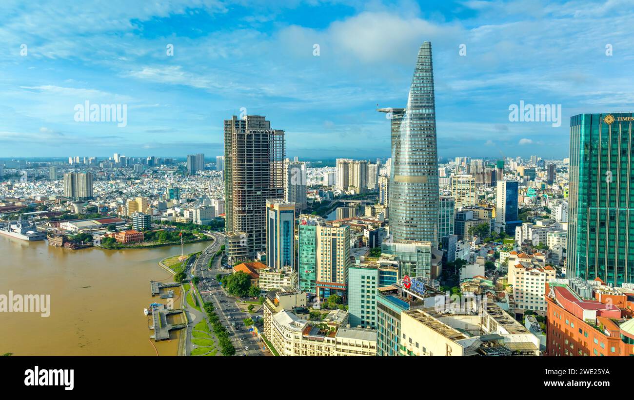 Vista aérea de una ciudad de Ho Chi Minh con edificios de desarrollo, transporte, infraestructura energética. Centros financieros y de negocios en Vietnam. Foto de stock