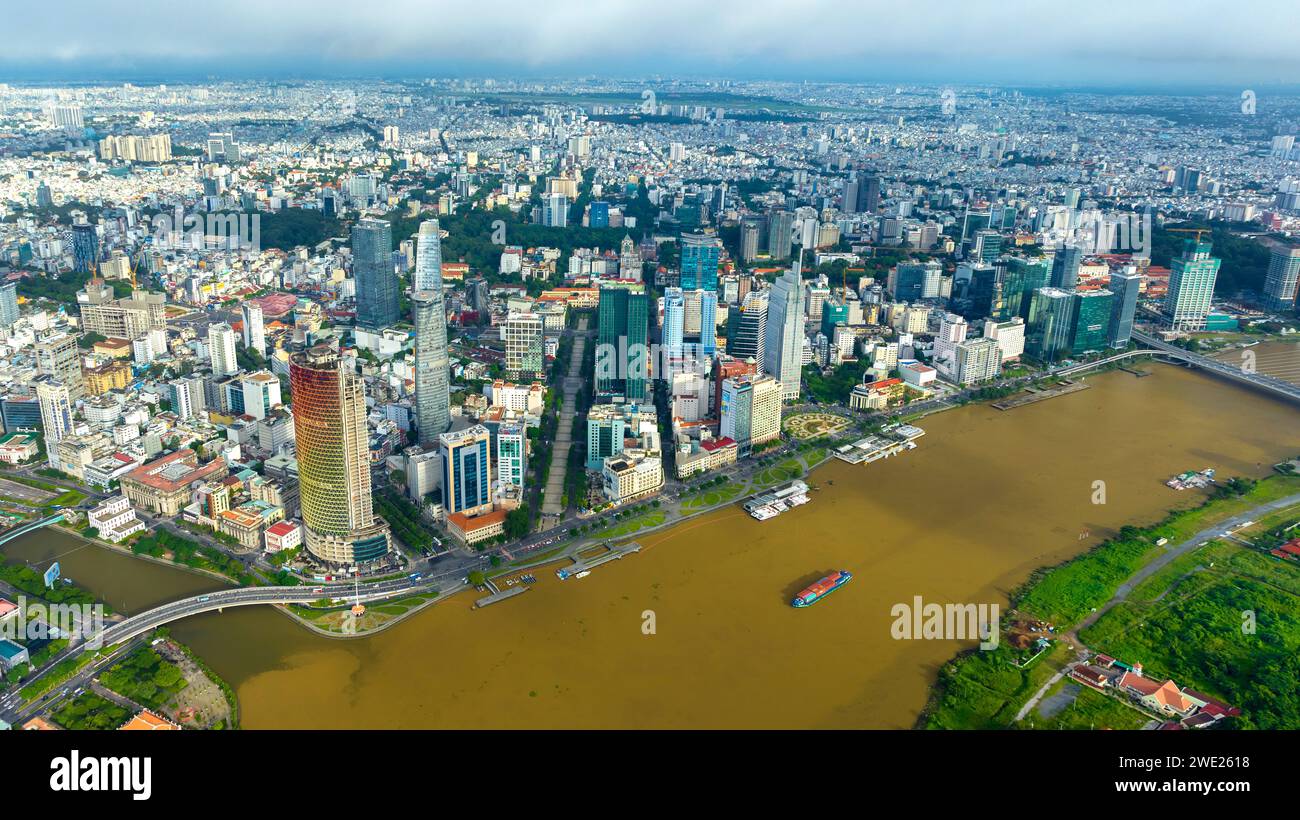 Vista aérea de una ciudad de Ho Chi Minh con edificios de desarrollo, transporte, infraestructura energética. Centros financieros y de negocios en Vietnam. Foto de stock