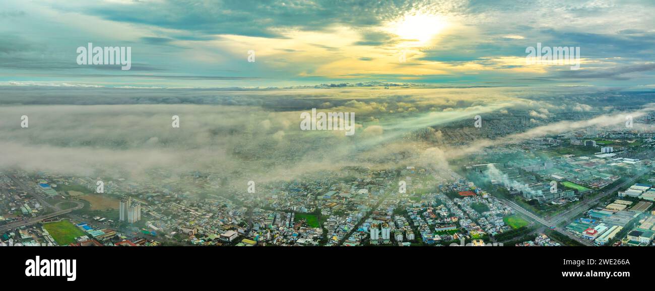 Vista aérea del paisaje urbano de Saigón por la mañana con cielo brumoso en el sur de Vietnam. Textura de desarrollo urbano, infraestructura de transporte y parques verdes Foto de stock