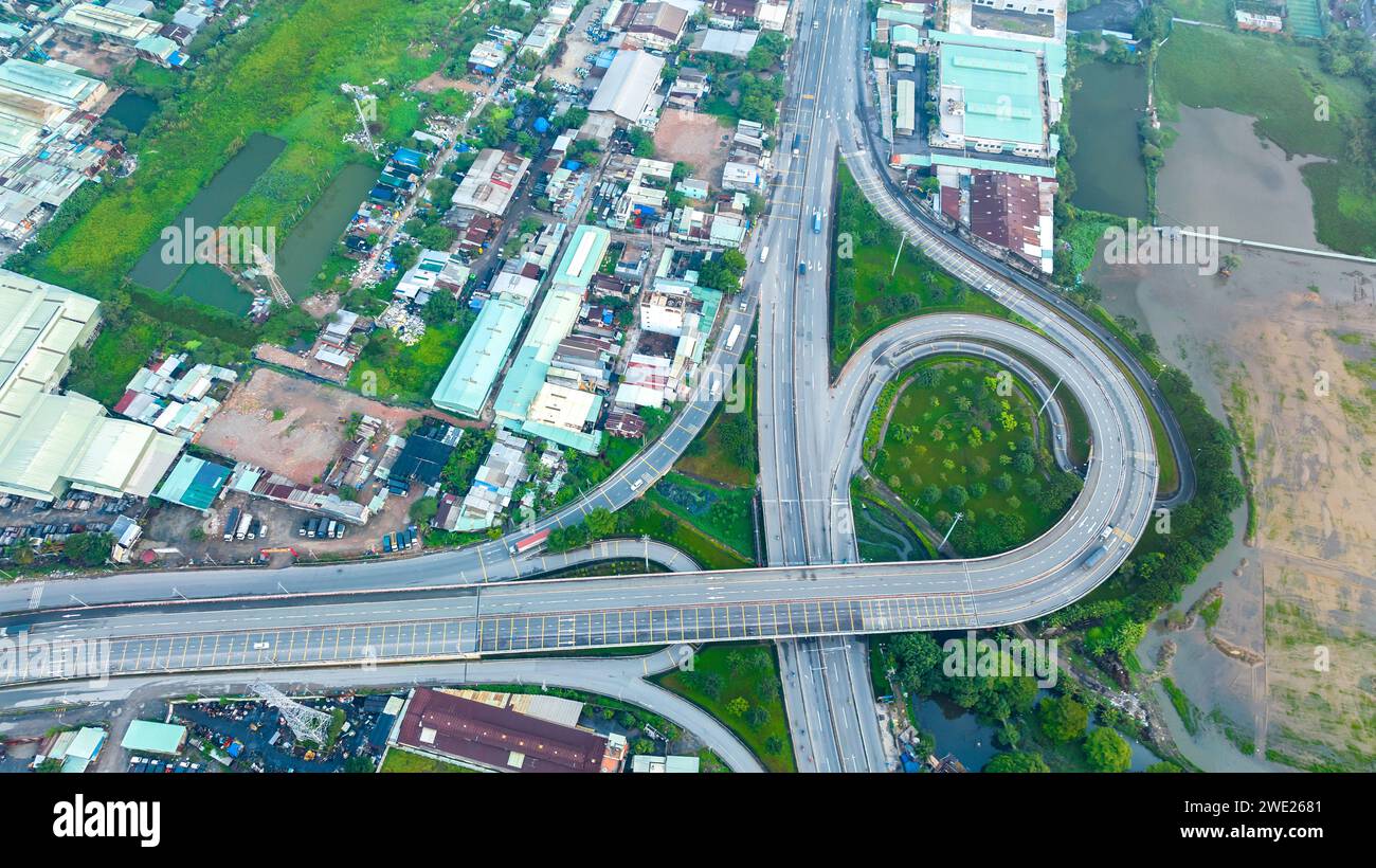 Vista aérea del paisaje urbano de Saigón por la mañana con una compleja intersección de carreteras en el sur de Vietnam. Textura de desarrollo urbano, infraestructura de transporte Foto de stock