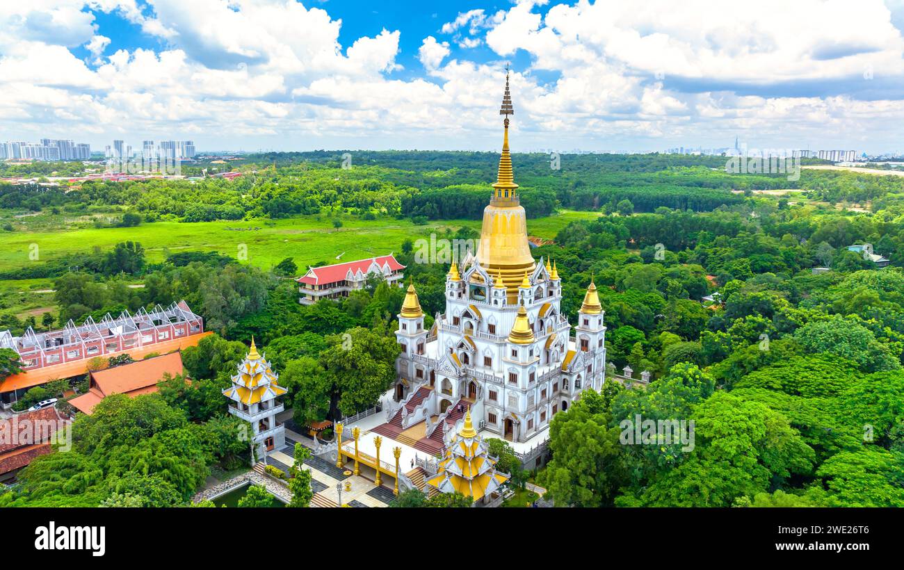 Vista aérea de la pagoda Buu Long en la ciudad de Ho Chi Minh, Vietnam. Un hermoso templo budista escondido. Una arquitectura mixta de India, Myanmar, Tailandia Foto de stock