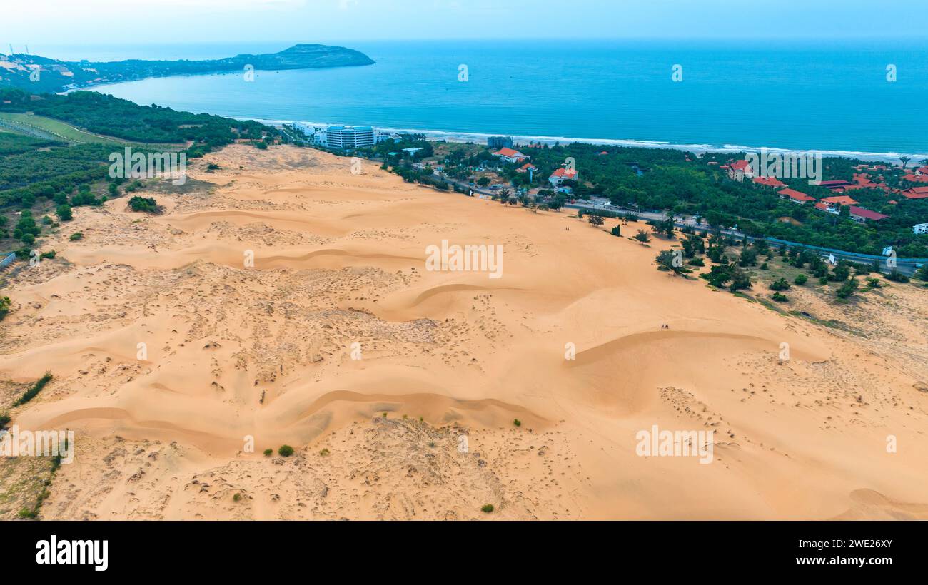 Marcado contraste geográfico entre arena y agua cerca de Mui Ne, Vietnam. El Desierto de Vietnam es un desierto en el sudeste asiático Foto de stock