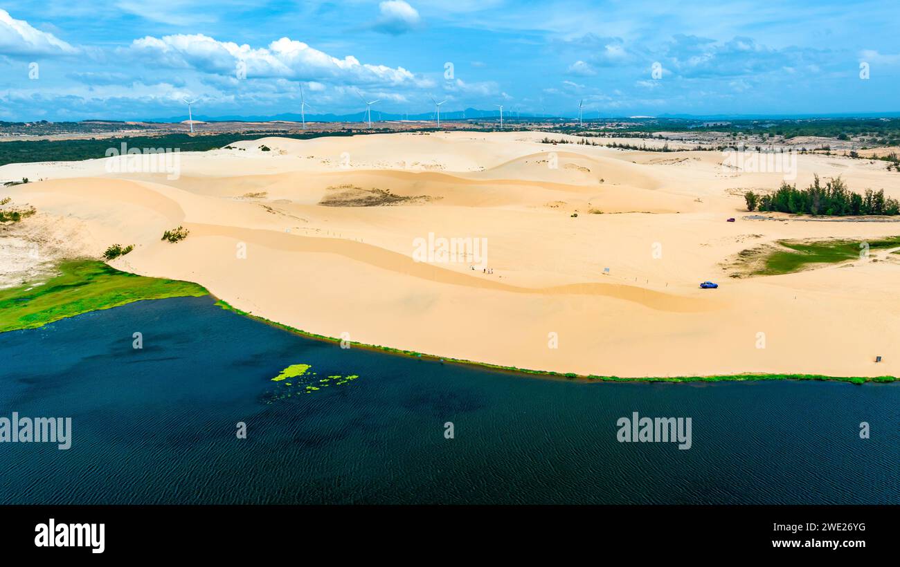 Marcado contraste geográfico entre arena y agua cerca de Mui Ne, Vietnam. El Desierto de Vietnam es un desierto en el sudeste asiático Foto de stock