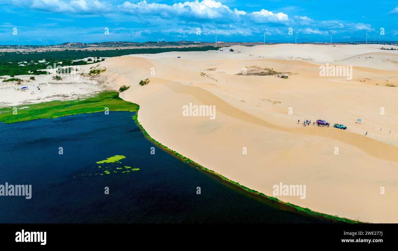 Marcado contraste geográfico entre arena y agua cerca de Mui Ne, Vietnam. El Desierto de Vietnam es un desierto en el sudeste asiático Foto de stock