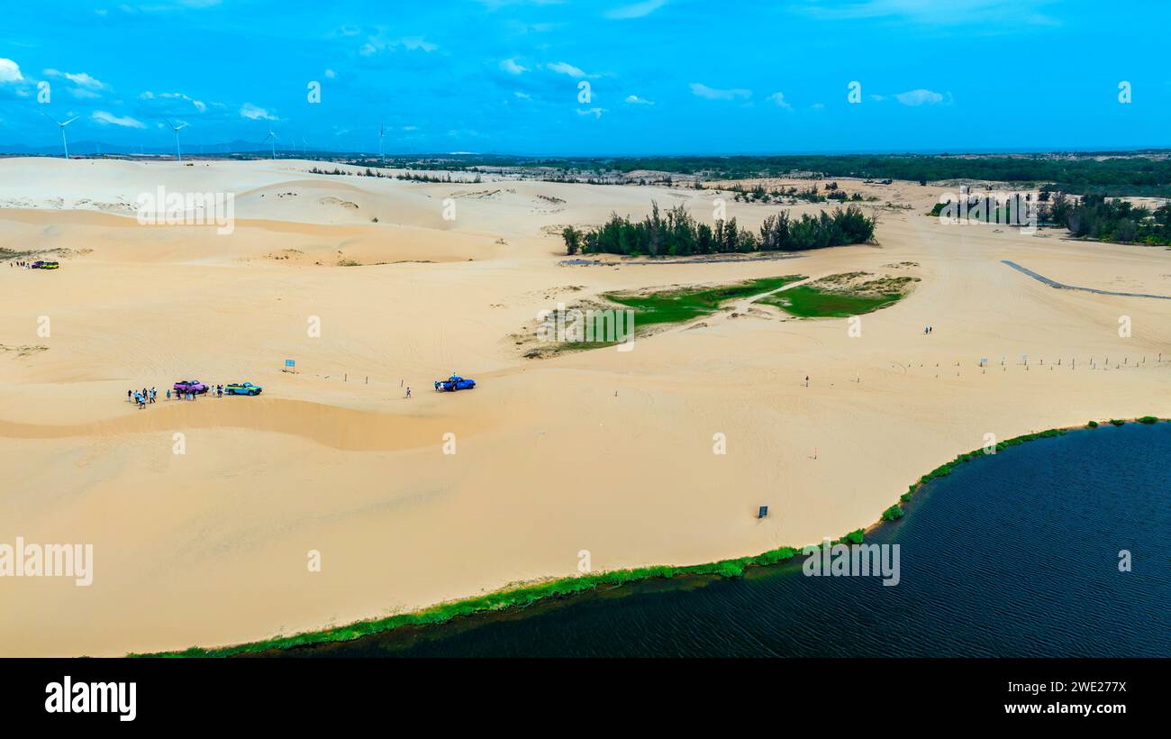 Marcado contraste geográfico entre arena y agua cerca de Mui Ne, Vietnam. El Desierto de Vietnam es un desierto en el sudeste asiático Foto de stock