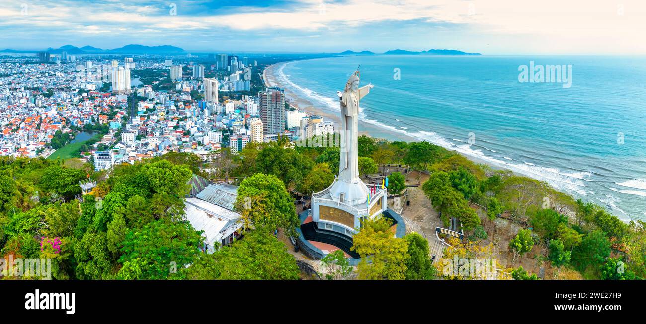 Vista aérea de la ciudad costera de Vung Tau por la mañana. El lugar donde hay una estatua de Cristo en la montaña protege la paz de la península de Vung Tau. Foto de stock