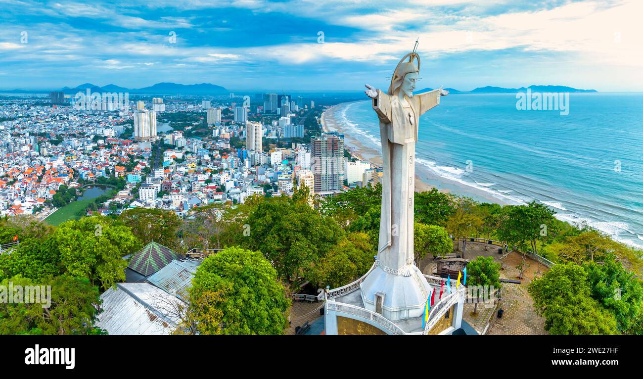 Vista aérea de la ciudad costera de Vung Tau por la mañana. El lugar donde hay una estatua de Cristo en la montaña protege la paz de la península de Vung Tau. Foto de stock