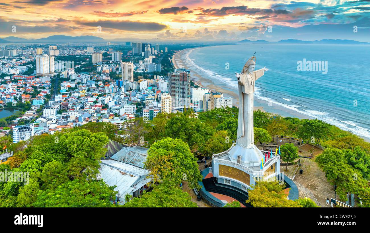 Vista aérea de la ciudad costera de Vung Tau por la mañana. El lugar donde hay una estatua de Cristo en la montaña protege la paz de la península de Vung Tau. Foto de stock