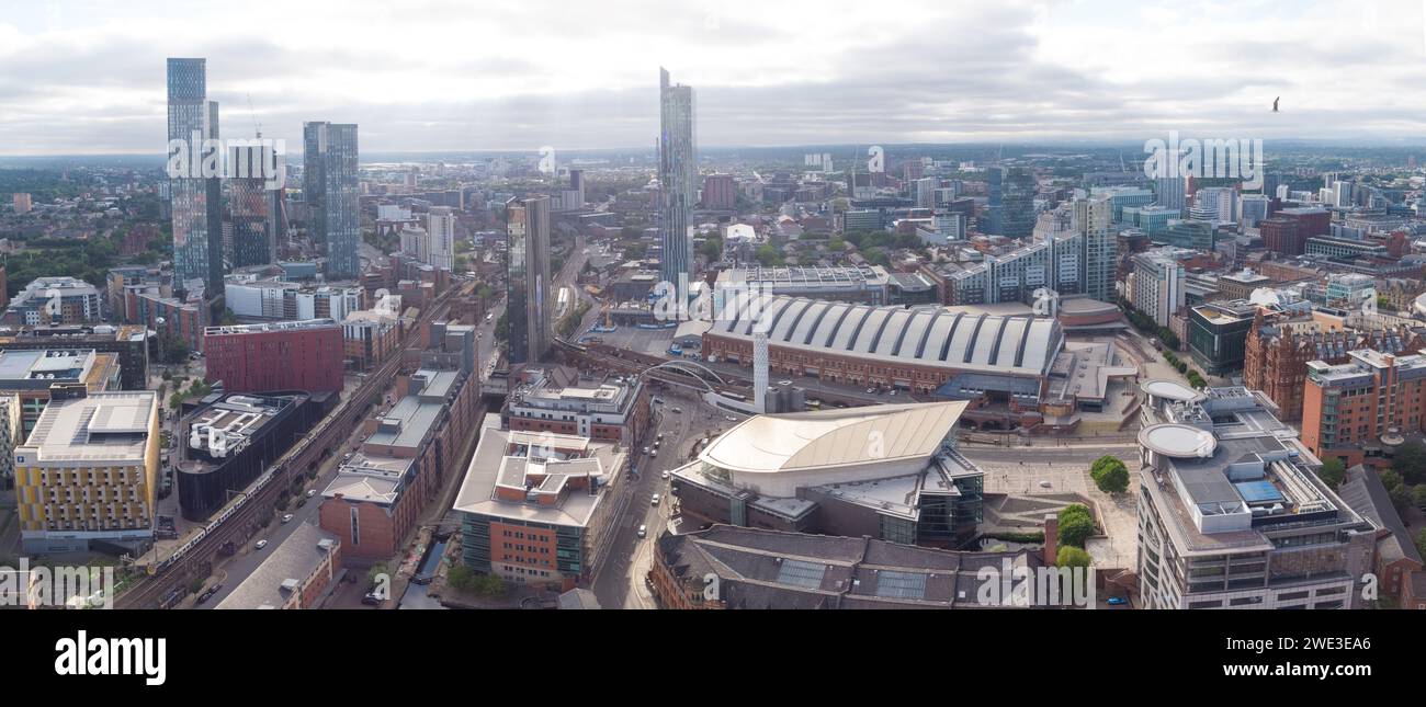 Fotografía aérea panorámica del centro de la ciudad de Manchester, Reino Unido, incluyendo Deansgate Square, Beetham Tower, Manchester Central, Bridgewater Hall y una gaviota Foto de stock