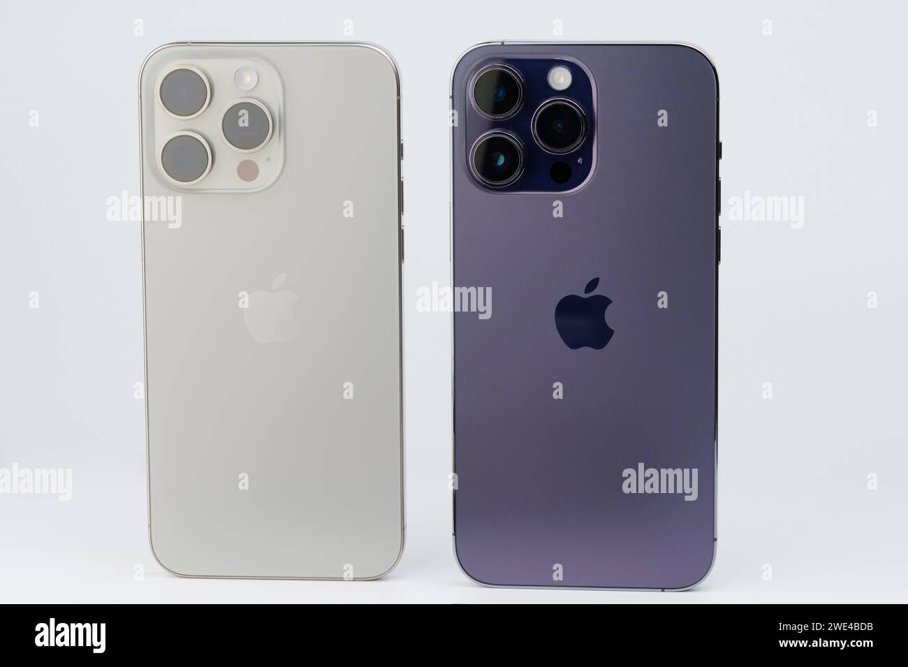 Nueva YORK, EE.UU. - 20 de enero de 2024: IPhone 15 pro max vs 14 comparación de la vista trasera sobre fondo de estudio blanco Foto de stock