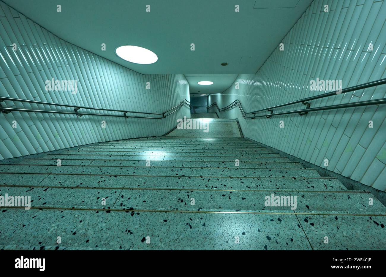 Escaleras subterráneas en el centro de Frankfurt, Alemania Foto de stock
