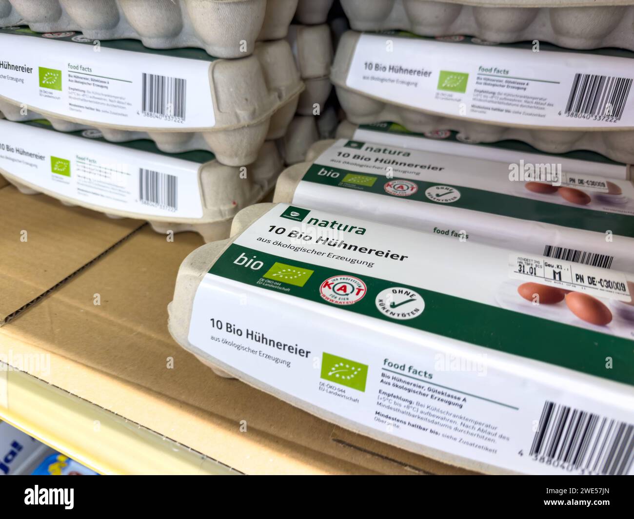 Baviera, ALEMANIA - 13 de enero de 2024: Huevos orgánicos en un estante de supermercado *** Bio Eier in einem Supermarkt Regal Foto de stock