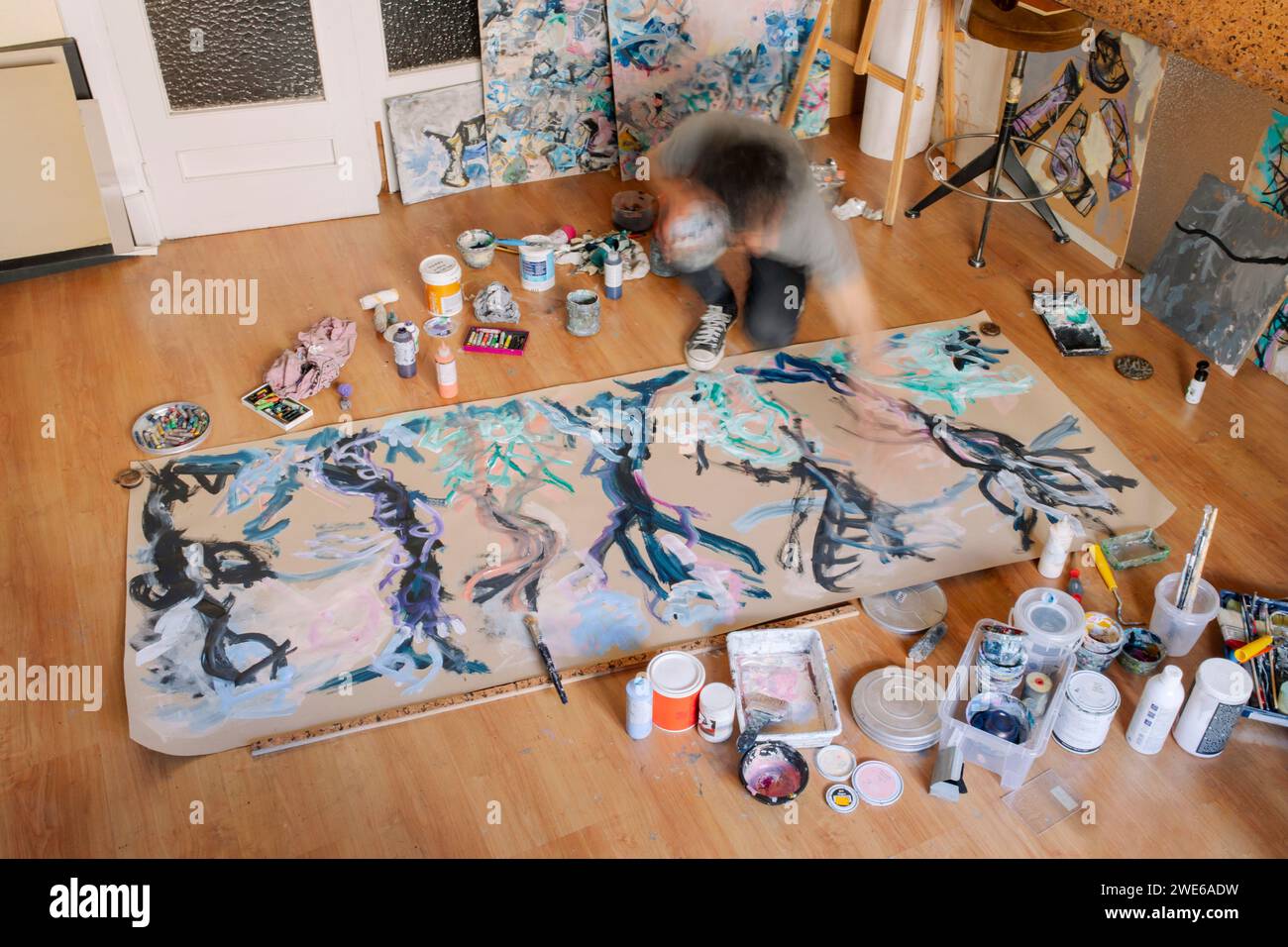 Artista haciendo pintura abstracta sobre lienzo en el estudio de arte Foto de stock