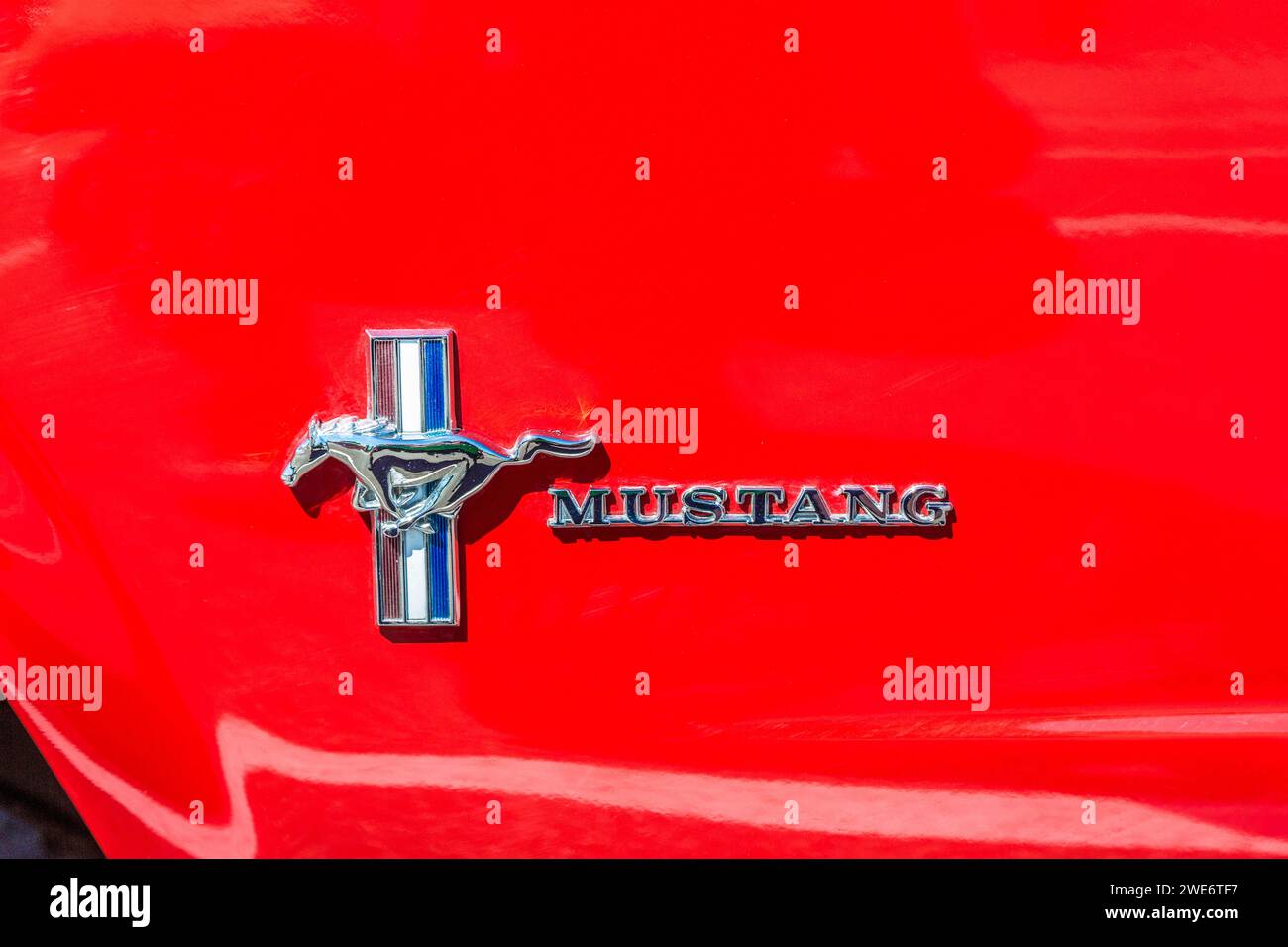 Emblema de Ford Mustang en el guardabarros del coche clásico Foto de stock