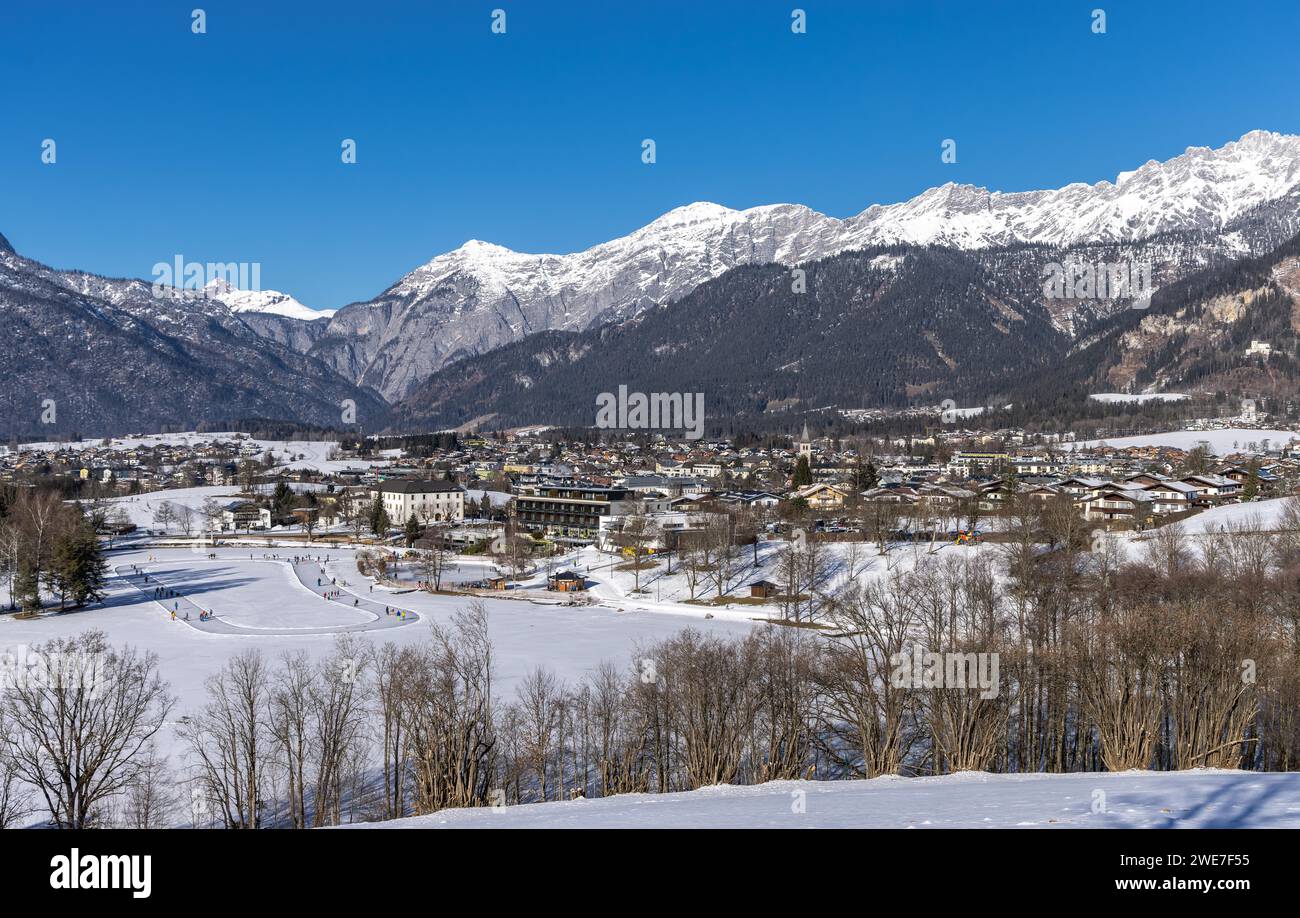 Panorama de invierno, Saalfelden am Steinernen Meer, Salzburgo, patinaje sobre hielo en el lago Ritzensee Foto de stock