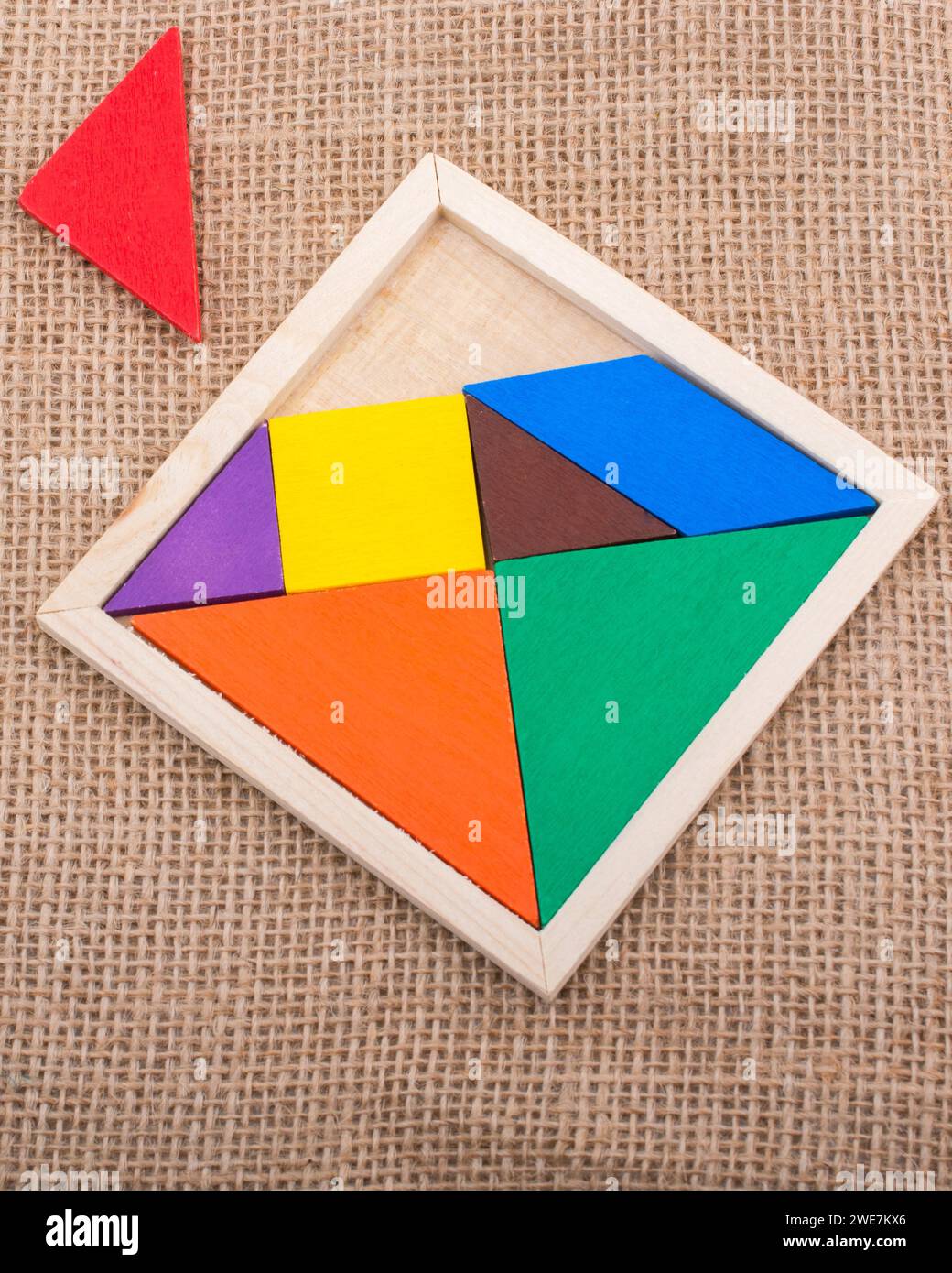 Piezas coloridas de un cuadrado tangram Foto de stock