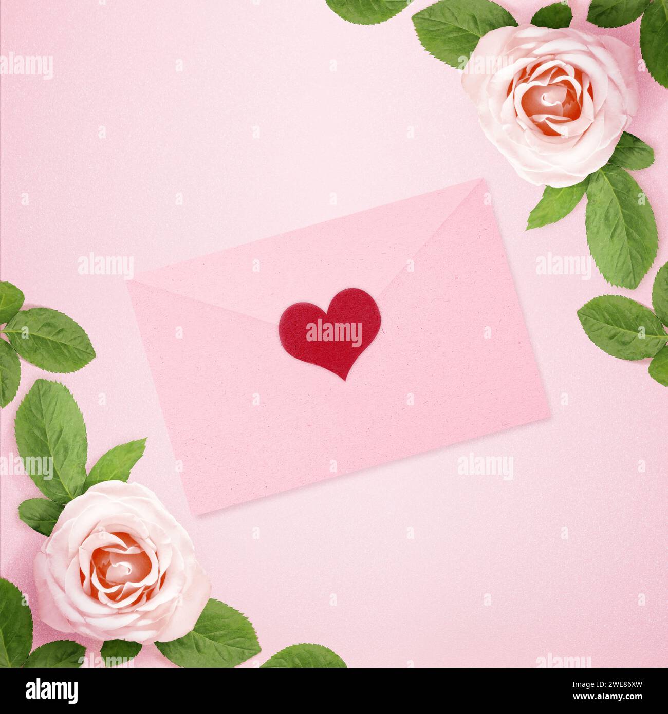 Carta de amor con un corazón rojo y cabeza de flores rosa sobre un fondo rosa. Concepto del Día de San Valentín Foto de stock