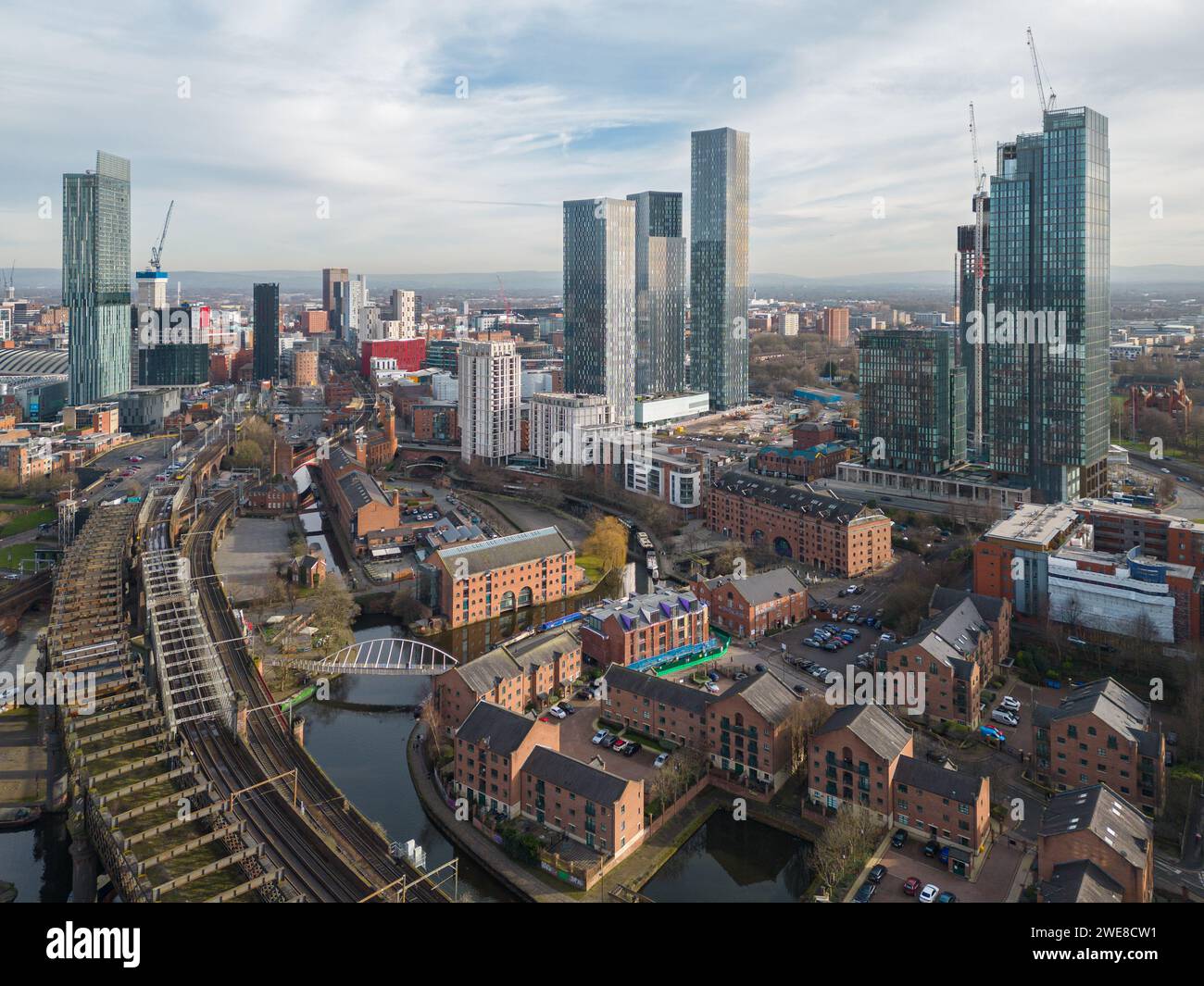 Imagen aérea de Manchester, Reino Unido mirando hacia Castlefield, Deansgate Square, The Blade, Crown St, Beetham Tower y el centro de la ciudad de Manchester Foto de stock