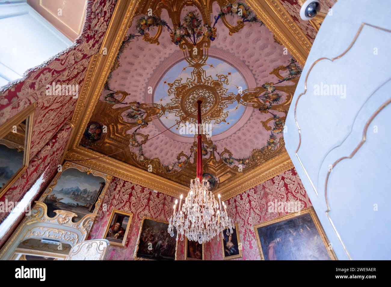 GÉNOVA, ITALIA, 28 DE ABRIL de 2023 - Vista interior del Palacio Real de Génova, Italia Foto de stock
