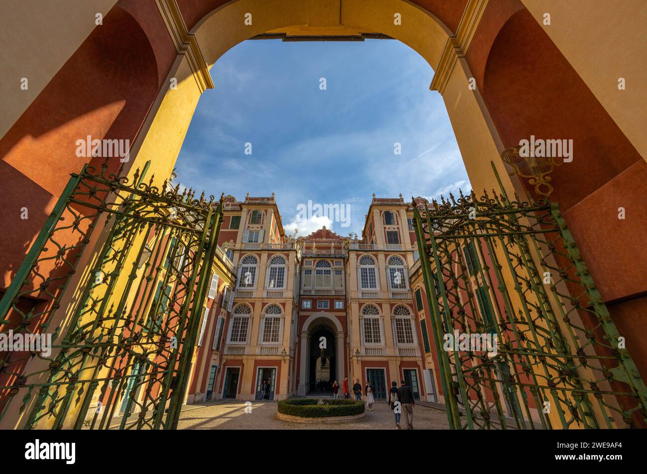 GÉNOVA, ITALIA, 28 DE ABRIL de 2023 - Vista del patio exterior del Palacio Real de Génova, Italia Foto de stock