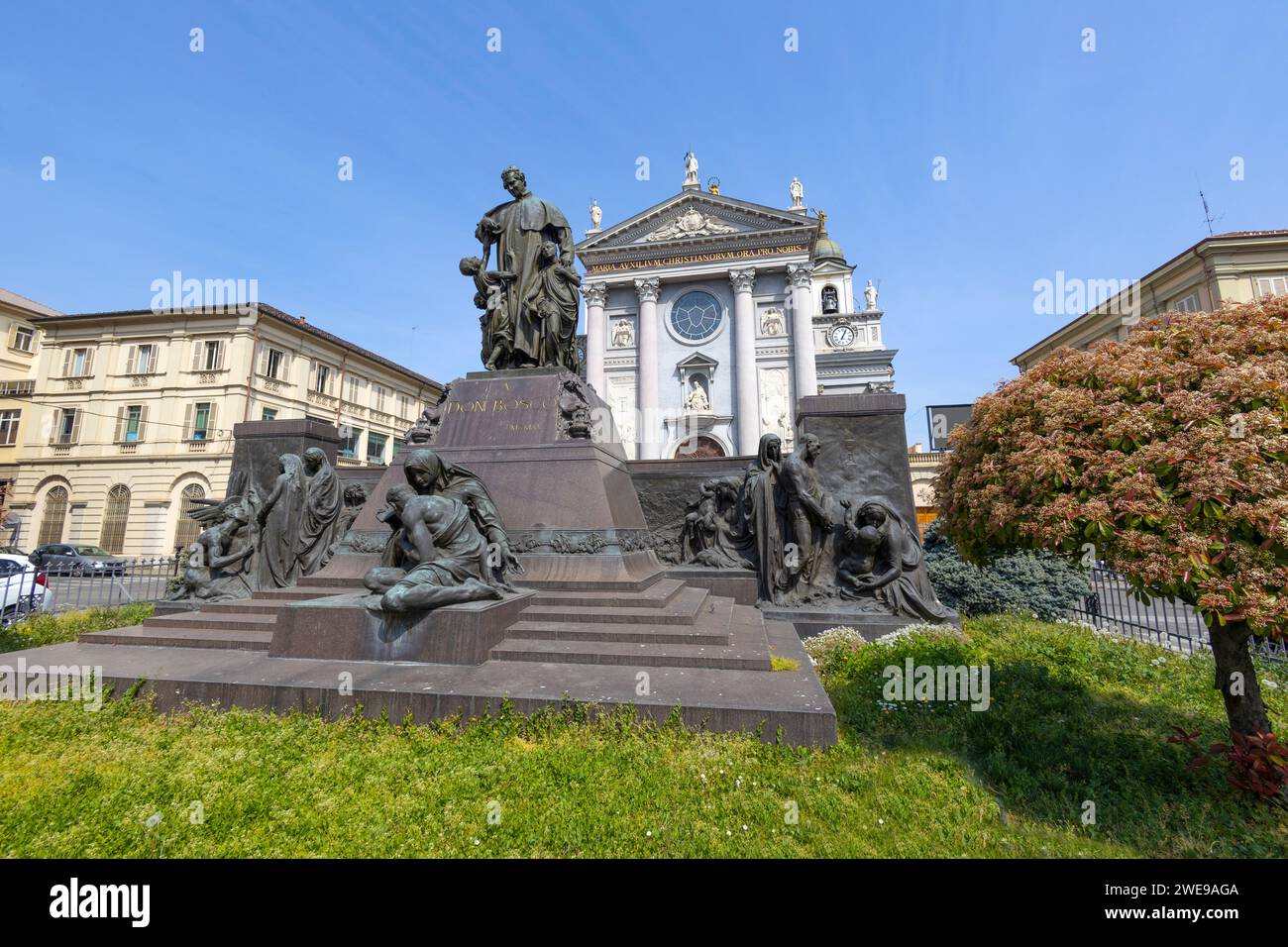TURÍN, ITALIA, 11 DE ABRIL de 2023 - Monumento a Don Bosco en la Plaza María Ausiliatrice en Turín, Piamonte, Italia Foto de stock