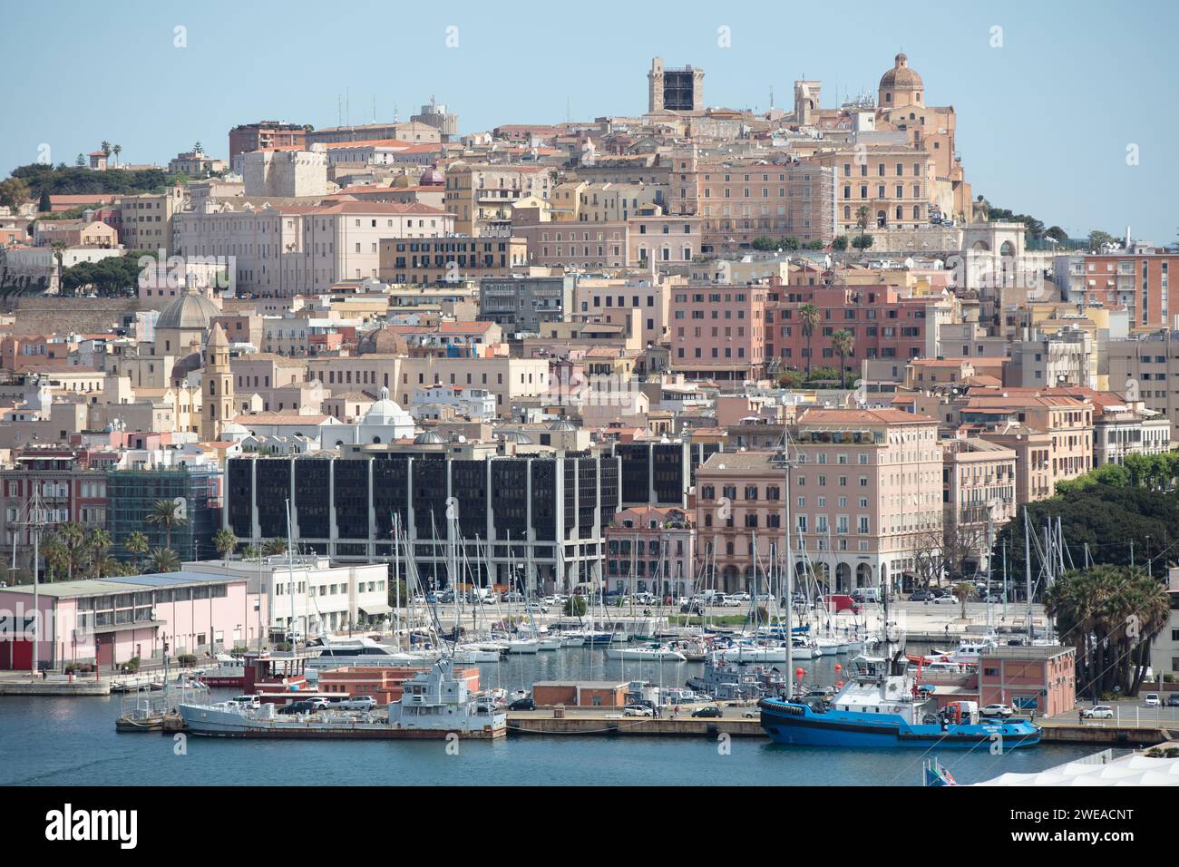 Centro histórico de Cagliari, capital de la región de Cerdeña, visto desde el puerto en un día soleado Foto de stock
