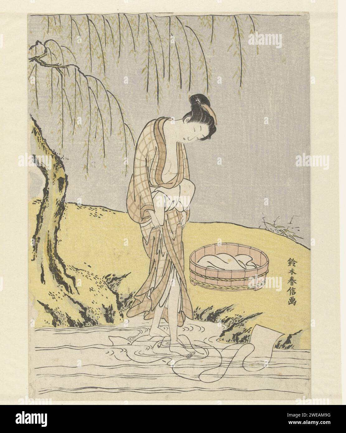 Ropa esposa, Suzuki Harunobu, 1765 - 1770 imprimir Mujer en Kimono aireado, de pie en río poco profundo, con los pies de la ropa encerándose; en el banco un tobe con ropa y un sauce de luto. Japón papel color madera lavado. río. árboles: willow Foto de stock