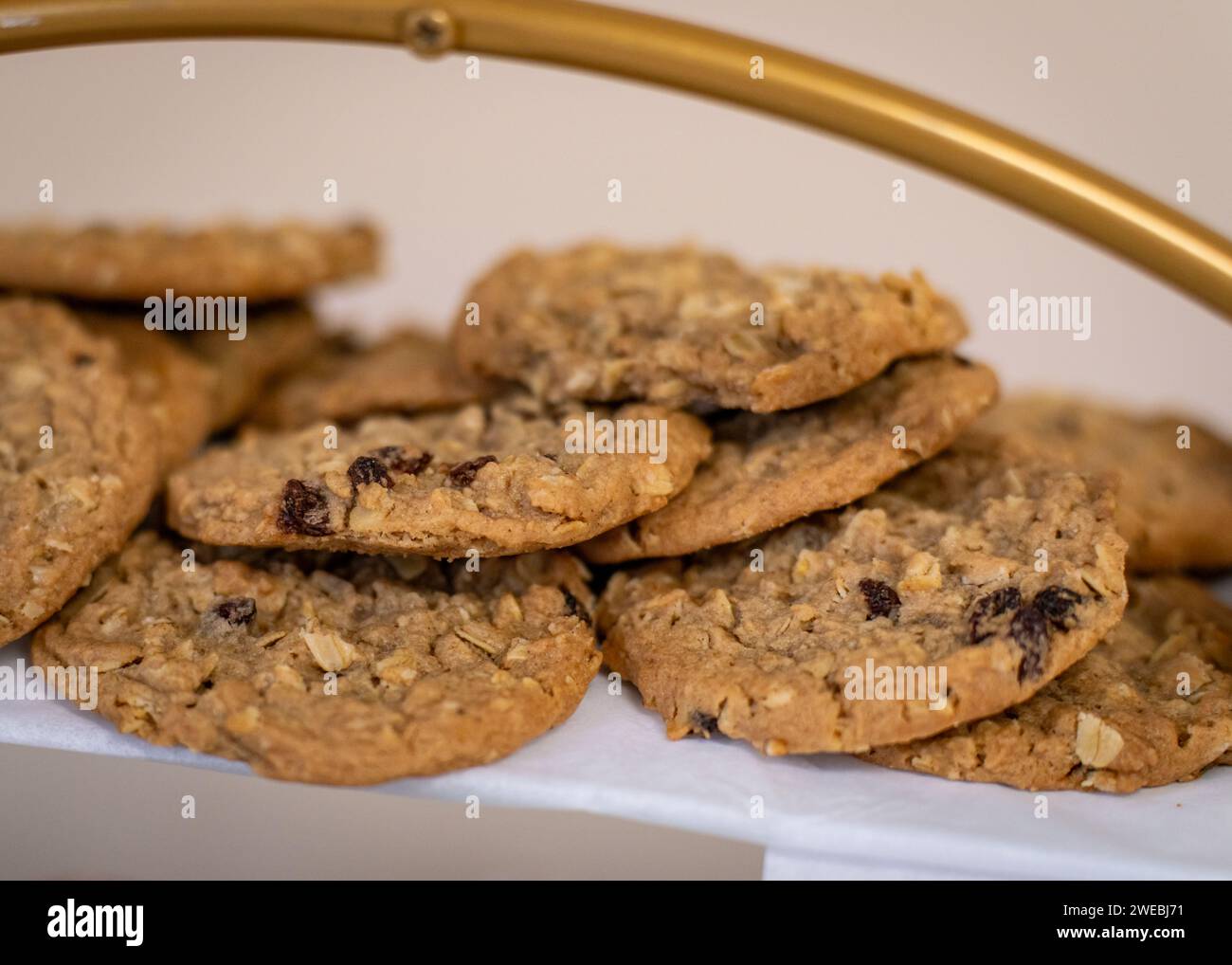Cierre de deliciosas galletas de pasas de avena en un plato Foto de stock