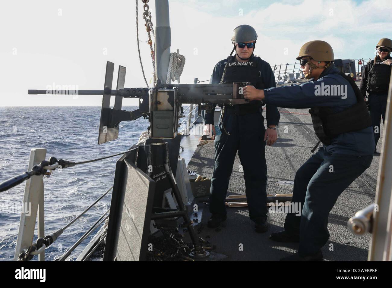 Los marineros a bordo del destructor de misiles guiados clase Arleigh Burke, USS Thomas Hudner (DDG 116), llevan a cabo entrenamiento de armas de servicio de la tripulación mientras están en marcha Foto de stock