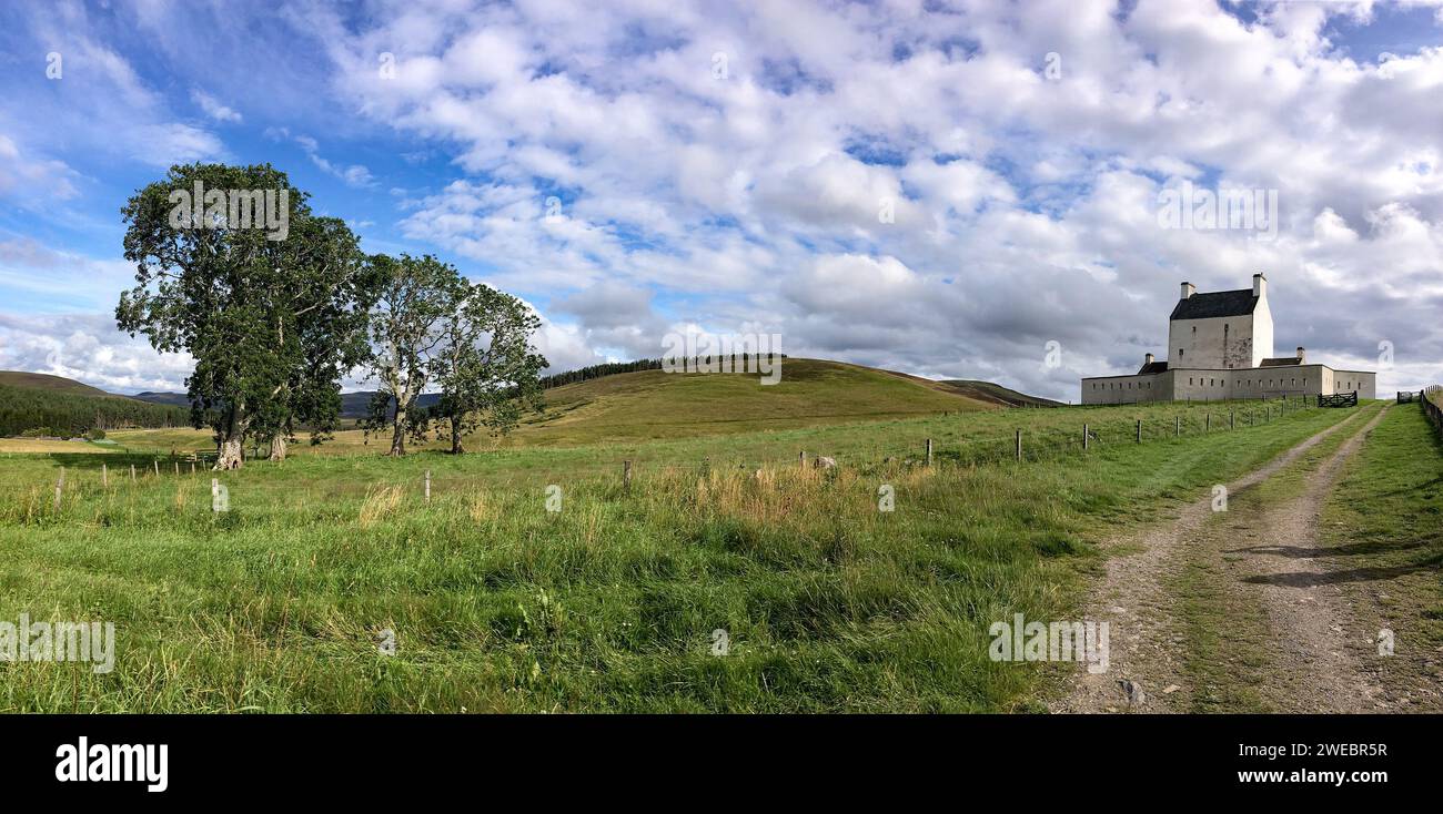 Gran ángulo paisaje escocés con el castillo blanco de Corgarff, Escocia Foto de stock