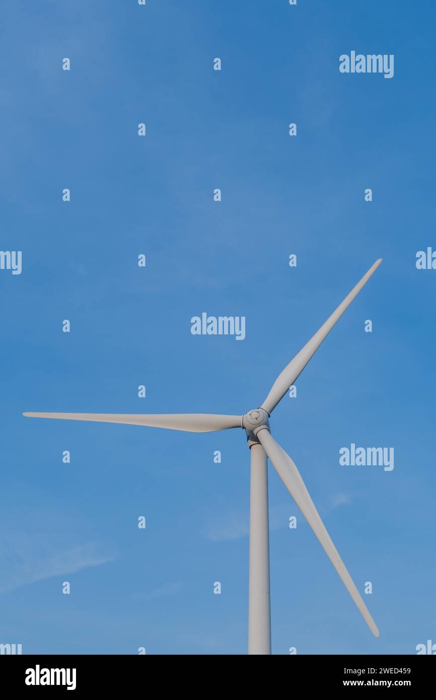 Primer plano de palas de turbina de viento con cielo azul claro en el fondo Foto de stock