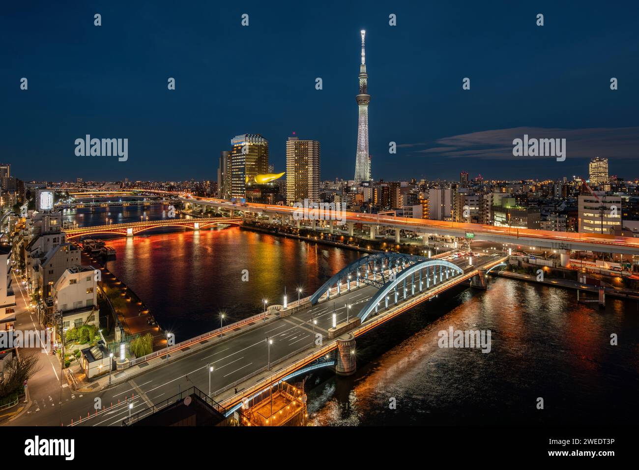 Paisaje urbano de Tokio con Tokyo Skytree y el río Sumida en la noche en Tokio, Japón. Foto de stock